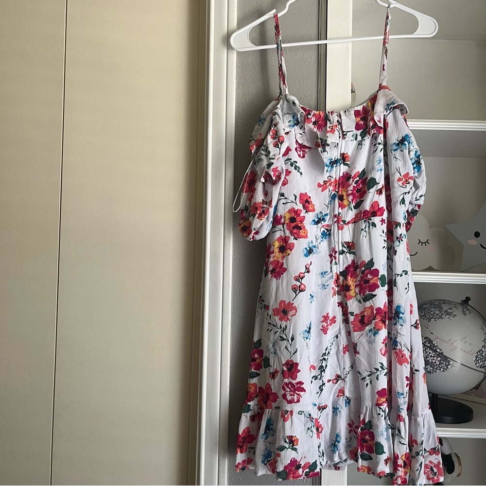 Francesca's new mini white casual floral dress straps also sleeves to the side.